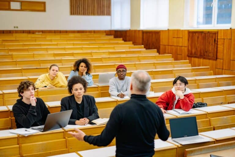 Docent geeft les aan studenten in een collegezaal van een hogeschool