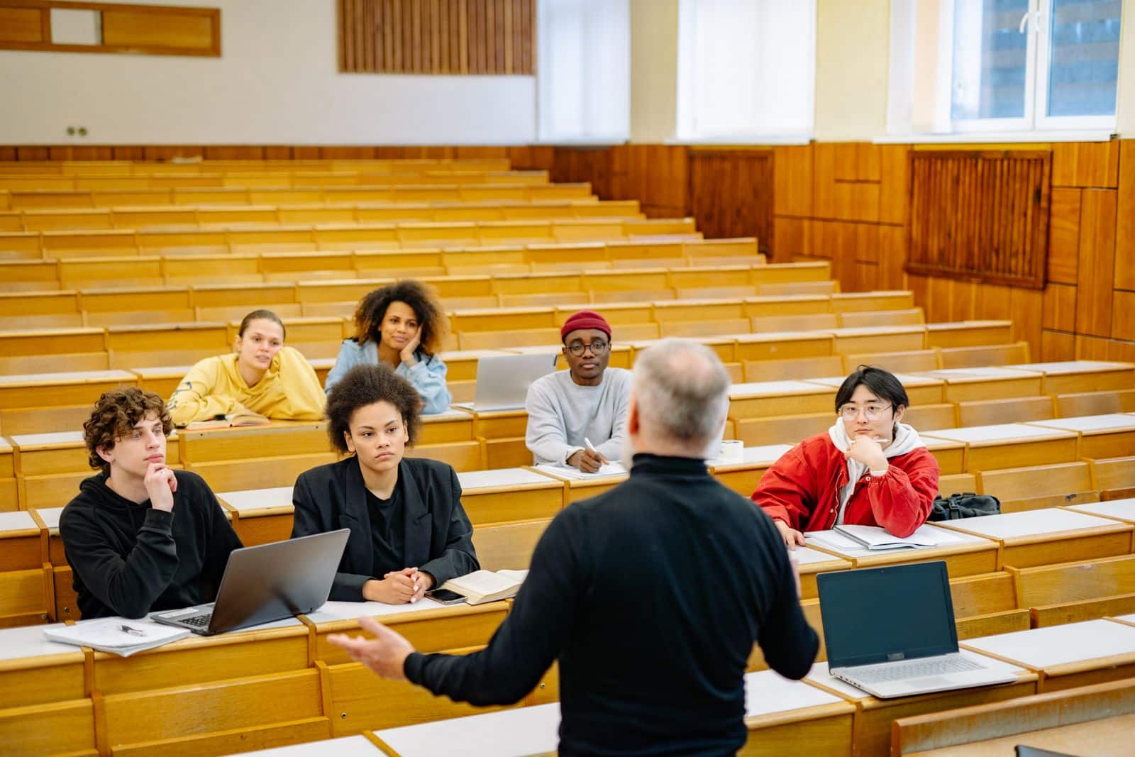 Docent geeft les aan studenten in een collegezaal van een hogeschool