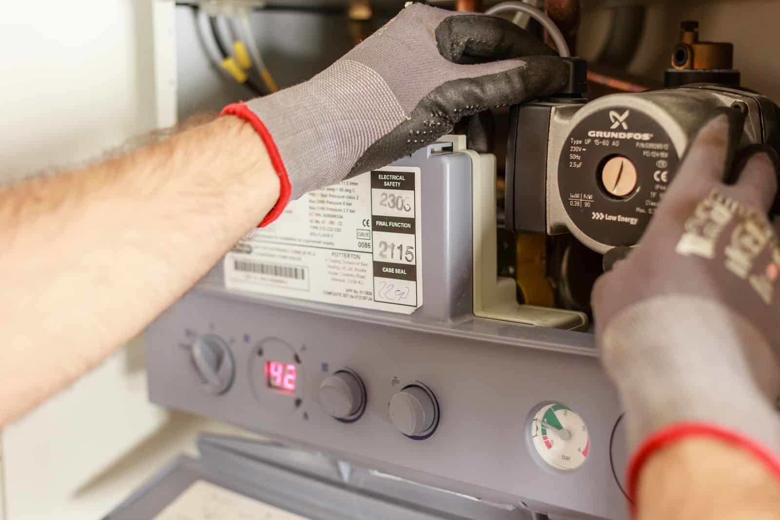 Installateur stelt een verwarmingsinstallatie af met meetapparatuur