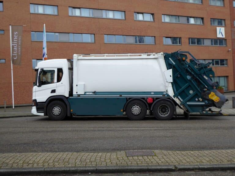 Vuilniswagen geparkeerd in een straat in Amsterdam